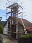 budovanie zvonice pri Dome smtku